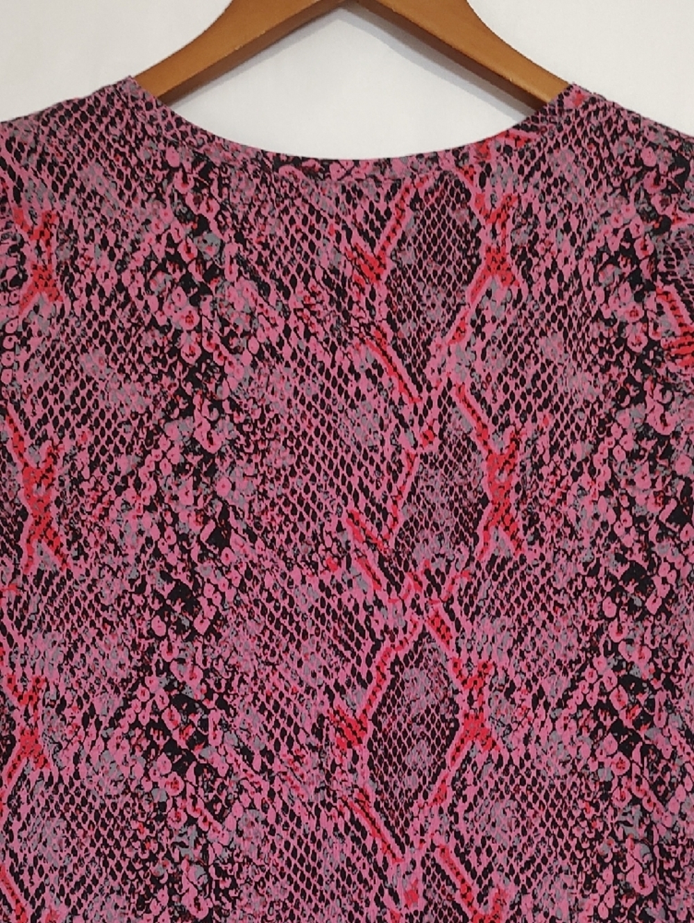 Women’s Pink Snake-Print Short Sleeve Top - Picture 5 of 8